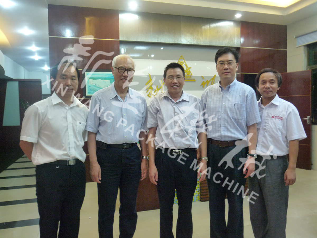 中國(guó)工程院院士段正澄、中國(guó)工程院院士、華中科技大學(xué)黨委書(shū)記邵新宇、廣東省智能機(jī)器人研究院院長(zhǎng)張國(guó)軍一行蒞臨新望公司考察指導(dǎo)