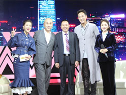 新望董事長(zhǎng)羅永輝與著名歌星劉尊老師、汪正正老師、郭津彤老師、主持人雅琪在北京電視臺(tái)錄制節(jié)目現(xiàn)場(chǎng)親切合影